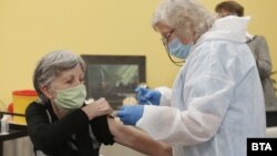 Вакцинація у Болгарії. Січень 2021 року. У всьому світі зараз циркулюють сім вакцин, кожну з яких потрібно вводити два рази.