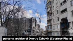 Упродовж 11 років сім’ї доводилося жити в орендованих квартирах, бо родинний будинок в окупації ще з 2014-го. Тому вони подалися на грошову компенсацію від держави