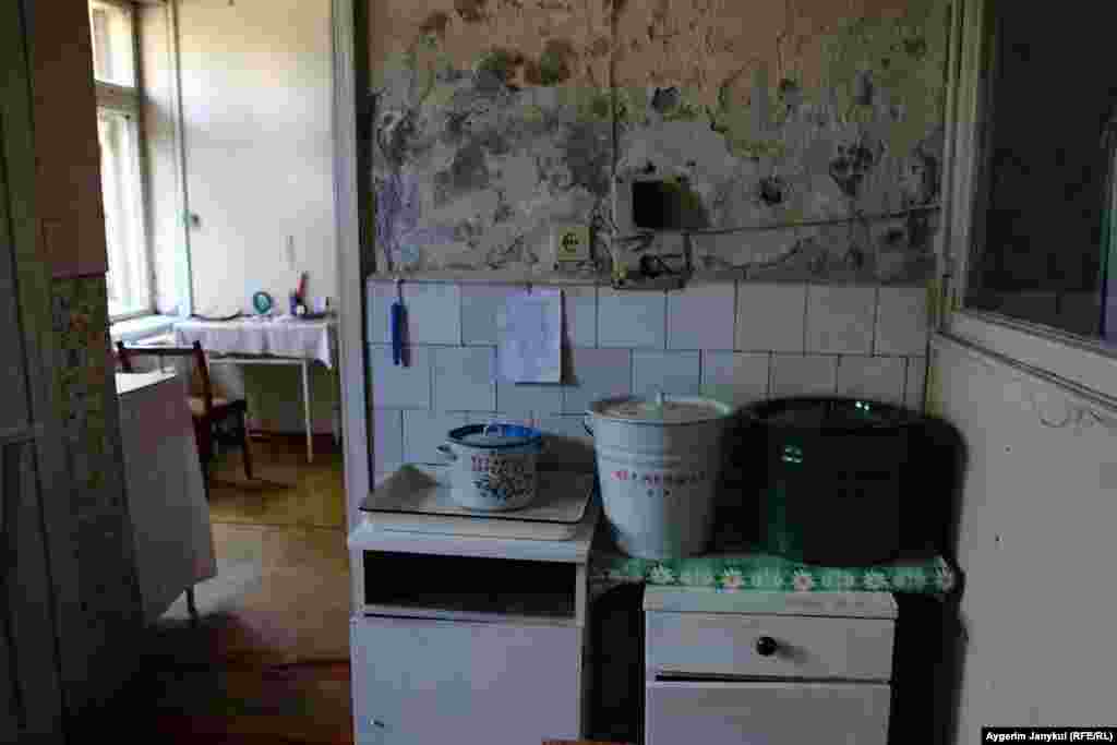 Башкы дарыгер үч маал берилип жаткан тамак-аштын рациону бөлүнгөн каражатка байланыштуу экенин айтат. Жылына сарпталган 9 миллион сомго керектүү азыктар сатылып алынууда.&nbsp;