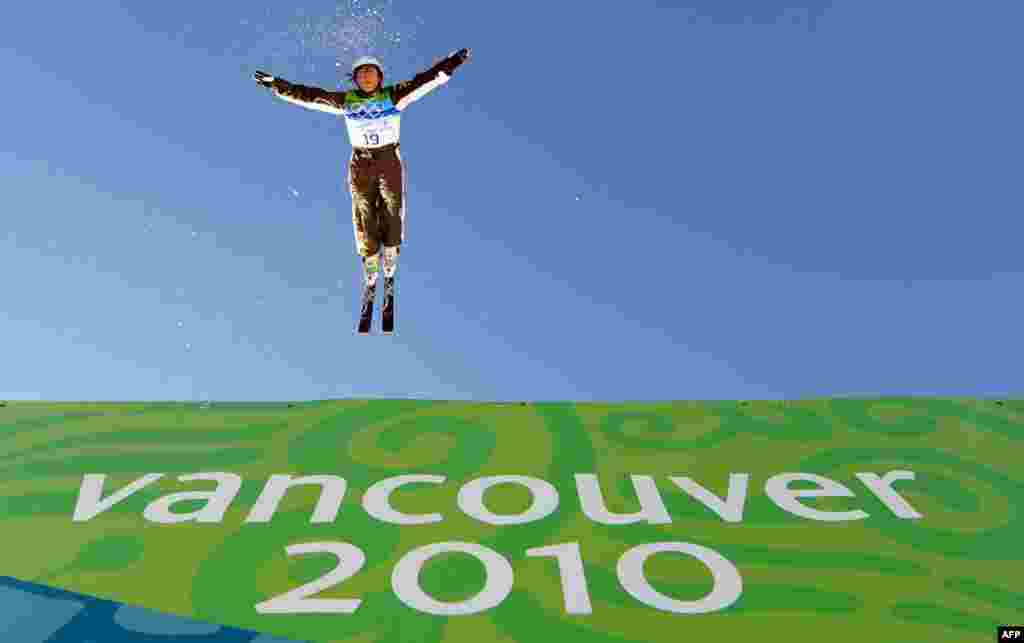 الیزابت گاردنر از استرالیا در حال تمرین برای مسابقات اسکی بازی های زمستانی ونکوور کانادا