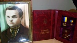 Портрет Олекси Гірника, якому в 2007 році було посмертно присвоєно звання Герой України з нагородженням орденом Держави. Нагороду отримали його сини: Маркіян і Євген Гірники