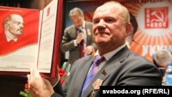 Генадзь Зюганаў дэманструе грамату Мікалая Сьлюнькова