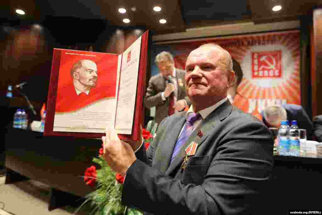 Геннадій Зюганов показує грамоту Миколи Слюнькова 