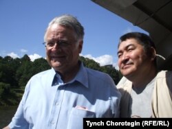 Ч. Карлсон менен Т. Чоротегин Эдил дарыясын кезүү маалында. ПИАК. Казан, Татарстан, Орусия. 05.7.2007.