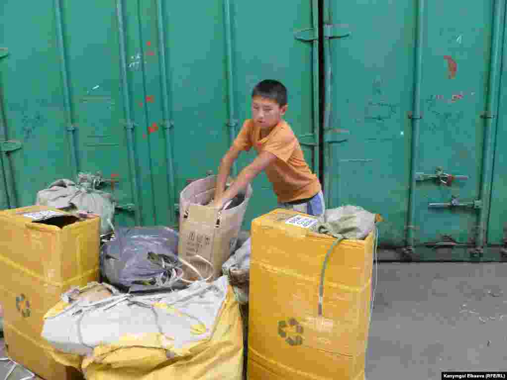 По данным общественных организаций, значительное количество детей в Кыргызстане все еще живут и растут в бедности.