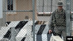 АҚШ давлат котиби ёрдамчиси Роберт Блейк Қирғизистон муваққат ҳукумати билан Бишкекдаги транзит маркази масаласини муҳокама қилмоқда.