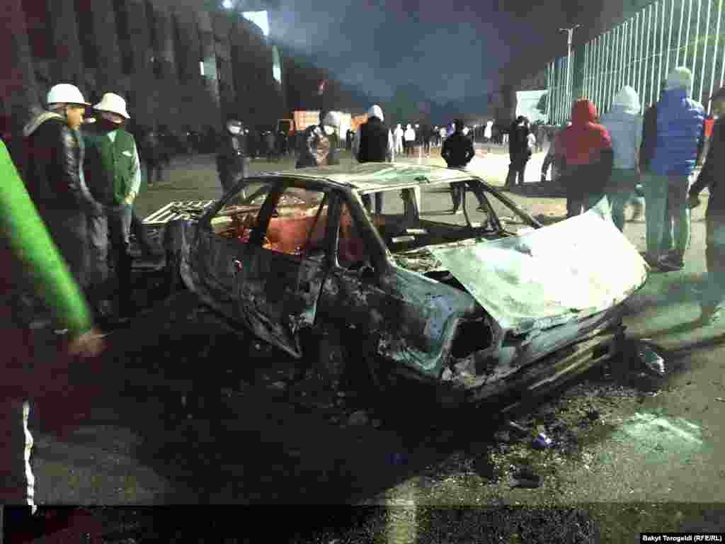 Кечке жуук милиция акциянын катышуучуларын күч менен таратып, ортодо кагылыш чыкты. Баш калаанын борбордук бөлүгүндө кагылыштар түнү бою уланып жатты.