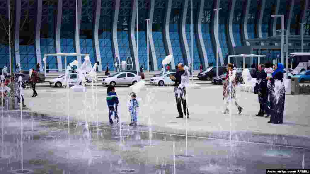 В сквере работают фонтаны