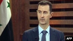 بشار اسد در حال گفت‌و گو با شبکه تلویزیونی «الدنیا» در سوریه- هشتم شهریورماه ۱۳۹۱