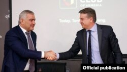 Armenia - Prime Minister Karen Karapetian (right) and Russian-Armenian businessman Samvel Karapetian announce the creation of a Russian-Armenian investment fund in Yerevan, 25Mar2017.