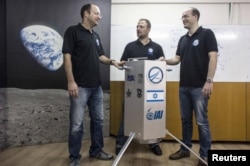 Ярив Баш, Кфир Дамари жана Йонатан Уайнтрауб космостук көлүктүн прототиби менен. Бар-Илан университети. 24-февраль 2018