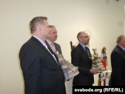 Госьці зь Літвы атрымалі беларускія гасьцінцы – саламяныя лялькі