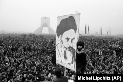 تصویری از اجتماع مخالفان شاه در میدان شهیاد تهران (آزادی) در دی ماه ۱۳۵۷