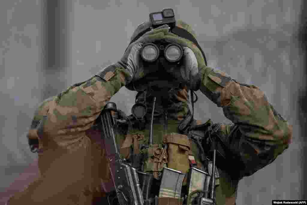 یک سرباز لهستانی با دوربین در حال گشت‌زنی در مرز این کشور با بلاروس.