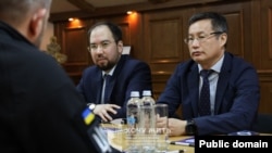 Қазақстандық дипломаттар украиналық үйлестіру штабы өкілдерімен кездесіп отыр. 2025 жылдың сәуір айы.