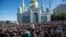 Мусульмане молятся перед Московской соборной мечетью 