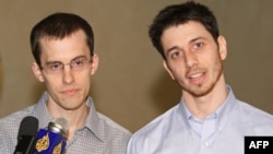 جاشوا فتال (راست) و شان بائر در فرودگاه مسقط