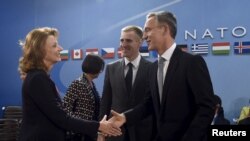 Міністар абароны Чарнагорыі Міліца Пеянавіч і міністар замежных справаў Ігар Лукіч прымаюць віншаваньні ад генэральнага сакратара НАТО Енса Столтэнбэрга. 