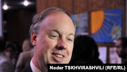 Как рассказал заместитель посла США в Грузии Кент Логсдон, при поддержке холдинга BP в различных регионах Грузии колесят так называемые энергоавтобусы, в которых граждане могут получить информацию о новых источниках энергии 