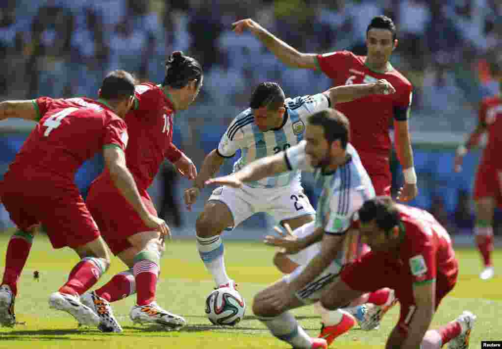 Ҷараёни бозии Аргентина ва Эрон, ки ба ҳисоби 1-0 ба фоидаи Аргентина анҷом ёфт.