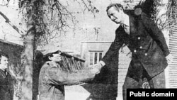 شاپور بختیار در لحظه خروج از دفتر نخست‌وزیری در روز ۲۲ بهمن سال ۵۷