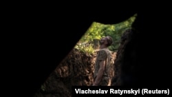 Артилерист 93-ї ОМБр «Холодний Яр» ЗСУ спостерігає за російськими безпілотниками на позиції неподалік Костянтинівки, 5 липня 2025 року.