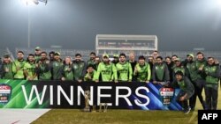 د پاکستان لوبغاړي له سري لنکا څخه د لوبلړۍ تر ګټلو وروسته له جام سره د عکس اخیستو پر مهال - د نومبر ۱۶مې انځور. 