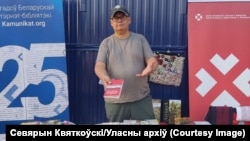 Севярын Квяткоўскі падчас прэзэнтацыі сваёй кнігі «Мы ідзём на Марш!», Познань, Польшча