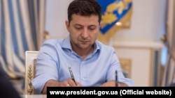 7 листопада закон повернуто з підписом президента