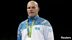 Қазақстандық боксшы Василий Левитке Рионың күміс медалі табыс етілген сәт.