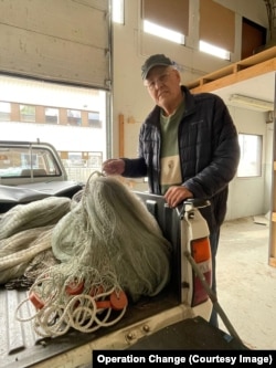 عکس یادگاری ماهیگیری در آلاند در فنلاند با تورهای اهدایی‌اش