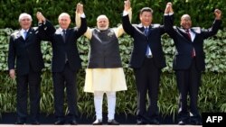 Արխիվ -- Բրազիլիայի նախագահ Միշել Թեմերը, ՌԴ նախագահ Վլադիմիր Պուտինը, Հնդկաստանի վարչապետ Նենսդրոդո Մոդին, Չինաստանի նախագահ Սի Ցզինպինը և Հարավաֆրիկյան Հանրապետության նախագահ Ջեյկոբ Զուման՝ Հնդկաստանում կայացած ԲՐԻԿՍ-ի գագաթաժողովի ընթացքում, 16-ը հոկտեմբերի, 2017թ․ 