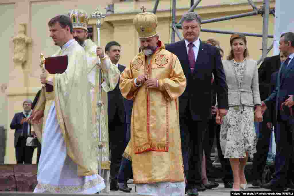 Президент Петро Порошенко і перша леді Марина Порошенко прибули у Львів вшанувати митрополита УГКЦ Андрея Шептицького