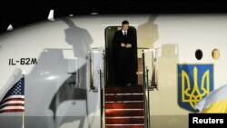 ویکتور یانوکویچ، رئیس جمهوری اواکرائین، در پایگاه هوایی اندروز در مریلند پیش از آغاز کنفرانس امنیت هسته‌ای.