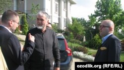 Один из лидеров узбекской оппозиции Мухаммад Салих - в центре.