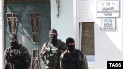 Сотрудники правоохранительных органов у здания Меджлиса крымско-татарского народа, 16 сентября 2014 года