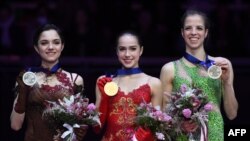 Сулдан: Евгения Медведева, Алинә Заһитова һәм Каролина Костнер