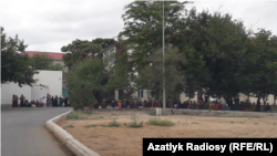 Aşgabatda azyk dükanynyň öňünde nobata duran ýaşaýjylar