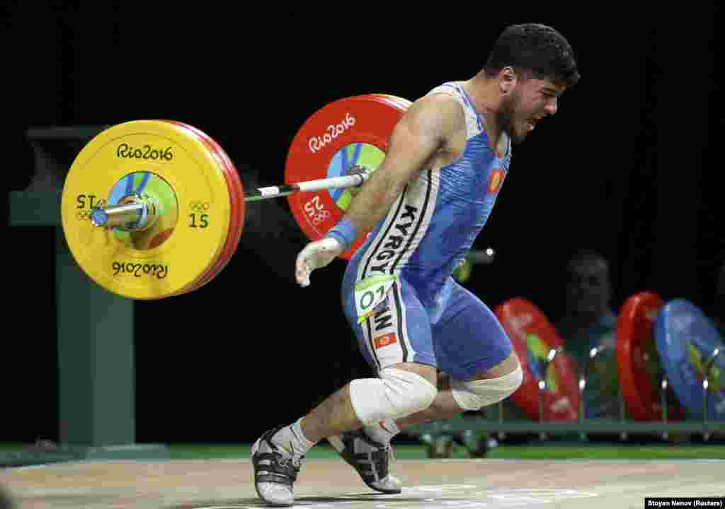 Оор атлетчи Иззат Артыков 2016-жылы Бразилиянын Рио-де-Жанейро шаарында өткөн жайкы Олимп оюндарына катышып жаткан учуру.&nbsp;