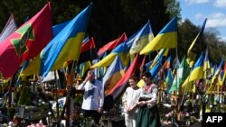 Согушта каза болгон жакындарын эскерип жаткан украиналыктар. 20-апрель, 2025-жыл