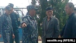 Словесная перепалка между правозащитником Исраилом Ризаевым (первый справа) и начальником РОВД Мирзаабадского района Сырдарьинской области.