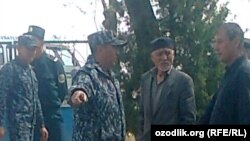 Mirzaobod tumani ichki ishlar bo‘limi boshlig‘i bilan Isroil Rizaev (o‘ngdan birinchi) o‘rtasidagi tortishuv.