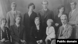 Розстріляна і знищена родина Крушельницьких. Сидять (зліва направо): Володимира, Тарас, Марія (мати), Лариса і батько Антін. Стоять: Остап, Галя (дружина Івана), Іван, Наталя (дружина Богдана), Богдан. Це фото стало символом знищення більшовицьким режимом