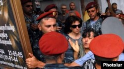 Armenia - Police officers help to enforce the forcible closure of kiosks in Yerevan, 10Aug2011.