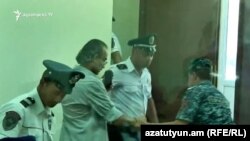 Жирайра Сефиляна удаляют из зала суда (архив)