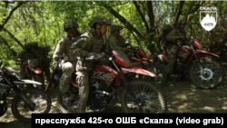 За інформацією War Archive, мотоциклетна рота «Скали» провела атаку на Курщині. Зображення: скріншот із відео, опублікованого пресслужбою ОШП 22 травня 2025 року