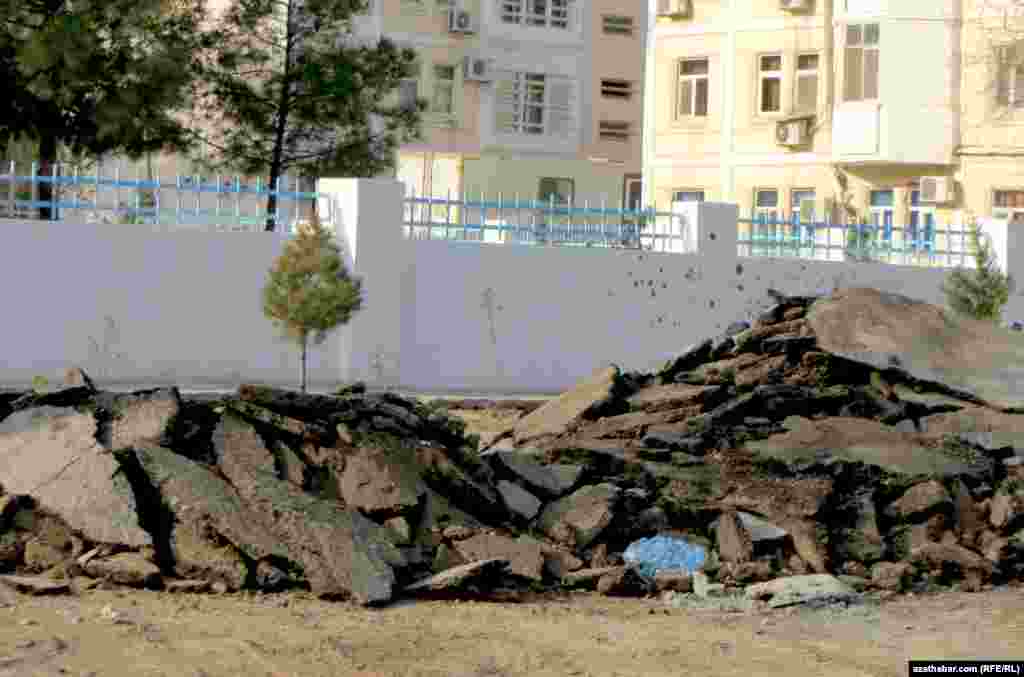 Aşgabat. 4-nji kiçi etrapçada goparylandan soň aýrylman goýlan asfalt bölekleri