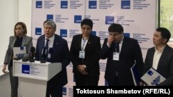 Алмазбек Атамбаев жана анын тарапкерлери КСДПнын жыйынынан кийинки басма сөз жыйынында. 6-апрель, 2019-жыл.