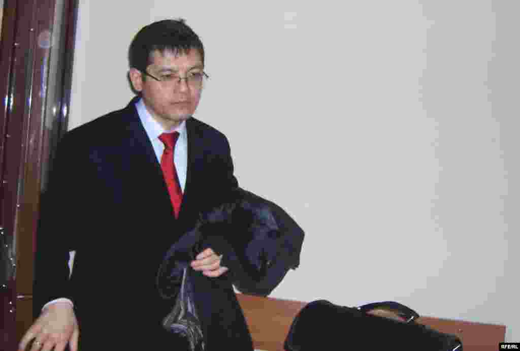 Адвокат Салимжан Мусин на суде по делу Жаксыбека Кулекеева. Астана, 7 ноября 2008 года.  - Салимжан Мусин, доказавший невиновность бывшего президента «Казахстан темир жолы» Жаксыбека Кулекеева по обвинению во взяточничестве, теперь защищает опального бизнесмена Мухтара Аблязова. В начале февраля Аблязова лишили полномочий председателя совета директоров БТА банка после его перехода под контроль правительству. Позже против него и ряда других топ-менеджеров банка были заведены уголовные дело по обвинению в коррупции.  