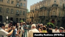 Ля будынку суду. 